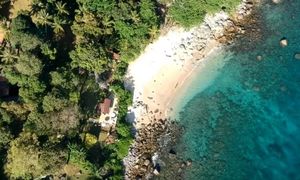 Plage cachée pour la plongée avec tuba